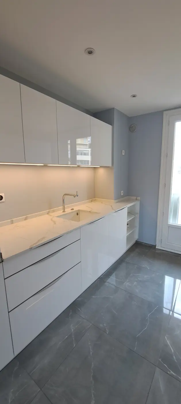 Cuisine linéaire, Cuisine sur mesure, réalisation SINOPIA
