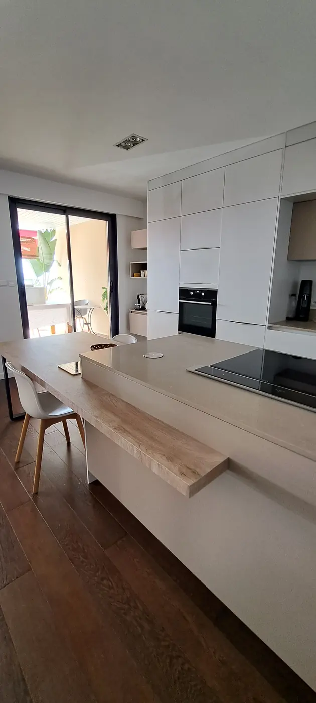 Cuisine à îlot de marbre, Cuisine sur mesure, réalisation SINOPIA