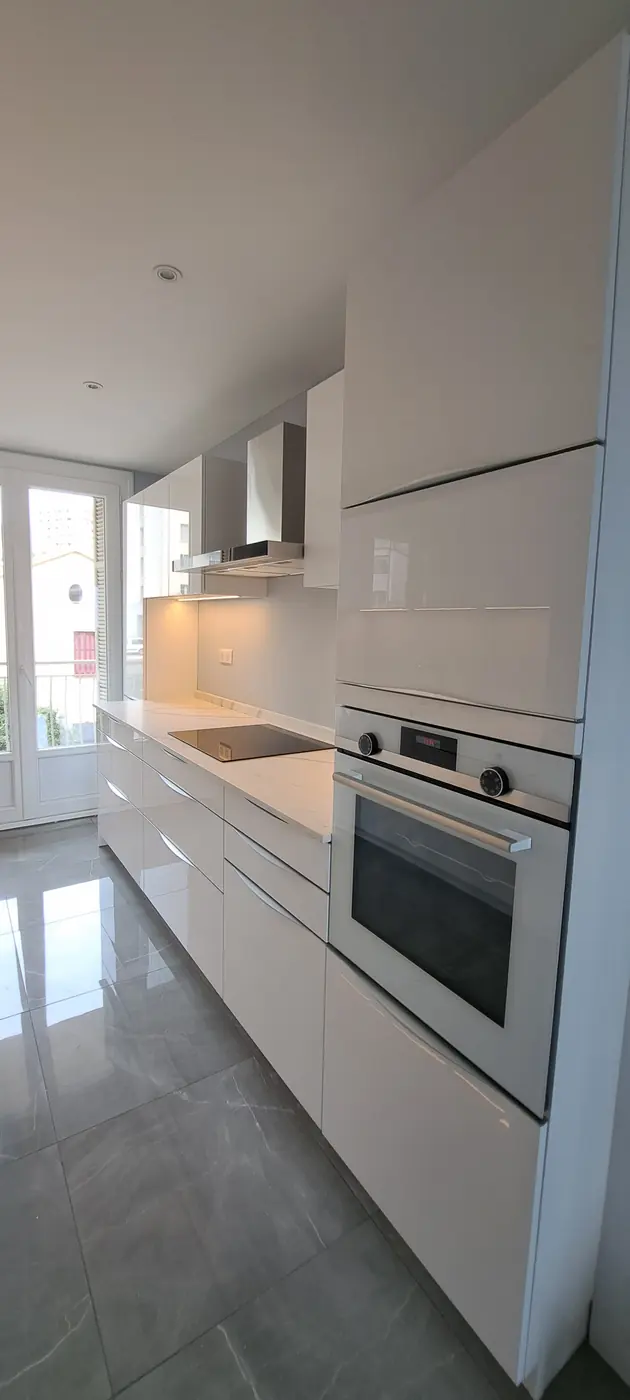 Cuisine linéaire, Cuisine sur mesure, réalisation SINOPIA