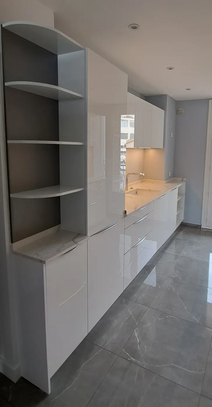 Cuisine linéaire, Cuisine sur mesure, réalisation SINOPIA
